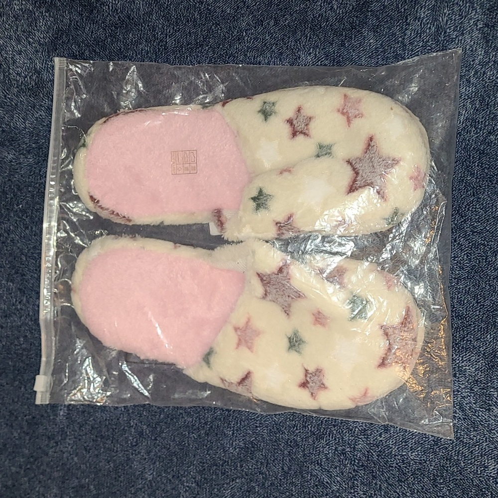 NWT Fuzzy Star Slippers